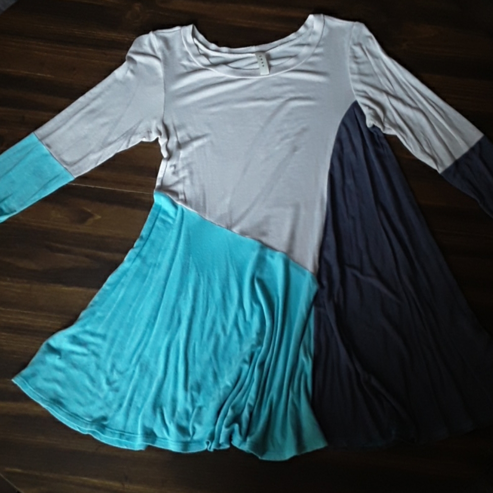 Tri-Color Tunic - Picture 2 of 10